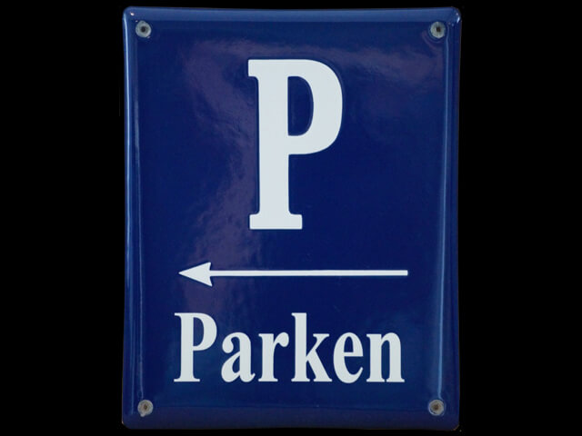 Emaille Hinweisschild zum Parkplatz