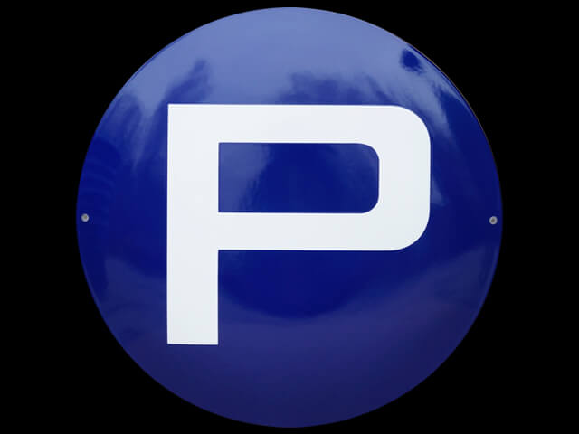 Rundes Parkplatzschild in Emaille