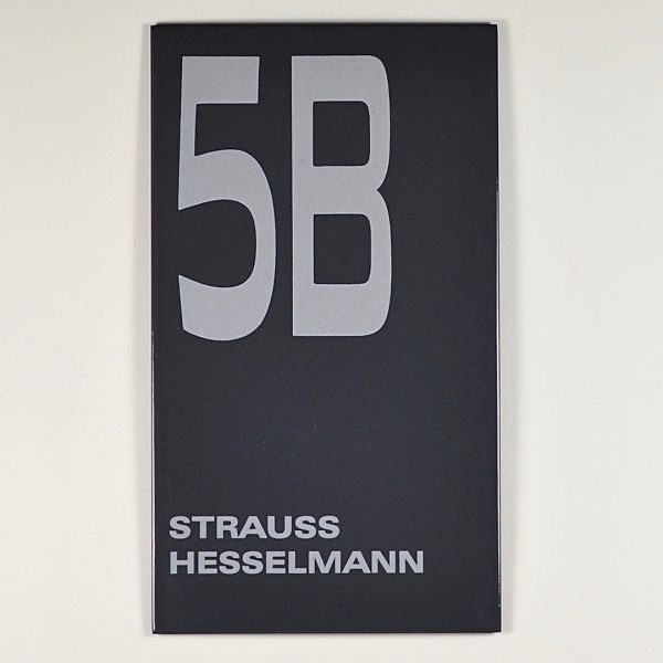 Moderne-Emaillehausnummer-mit-Name